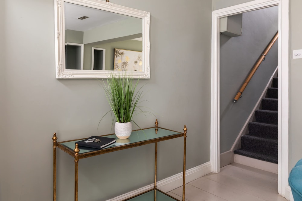Stylish 4-bedroom Townhouse in the Heart of Bath