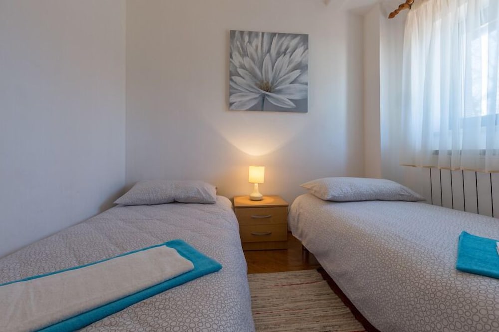 Apartment 1874 view 3