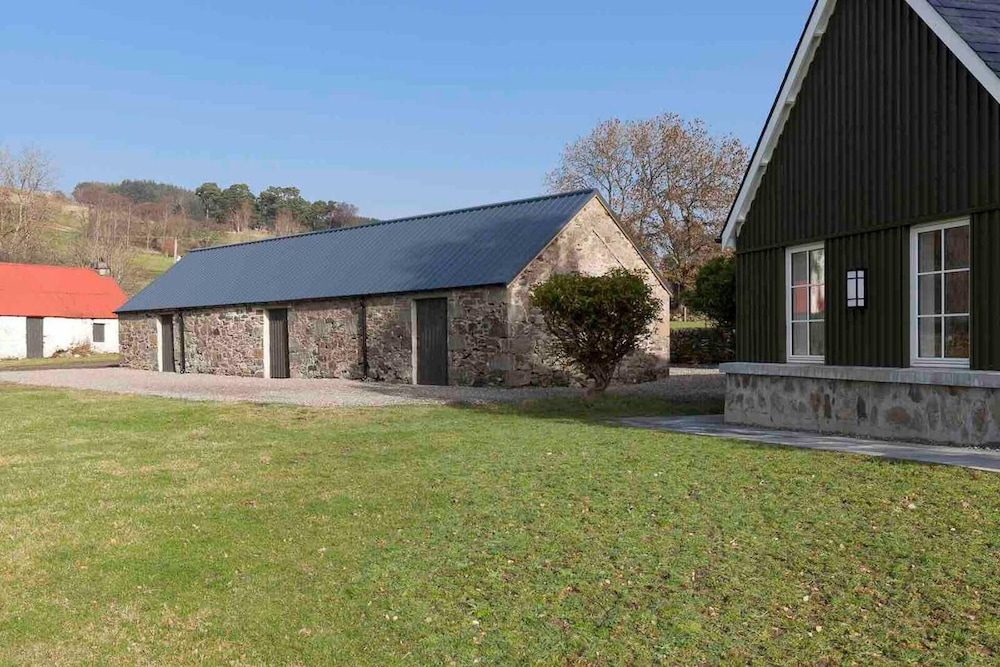 Dalveich Cottage W/hot tub & Stunning Views view 2