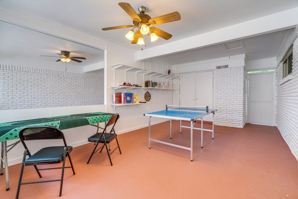 Walk to UT Austin! Charming Duplex w/ Game Room