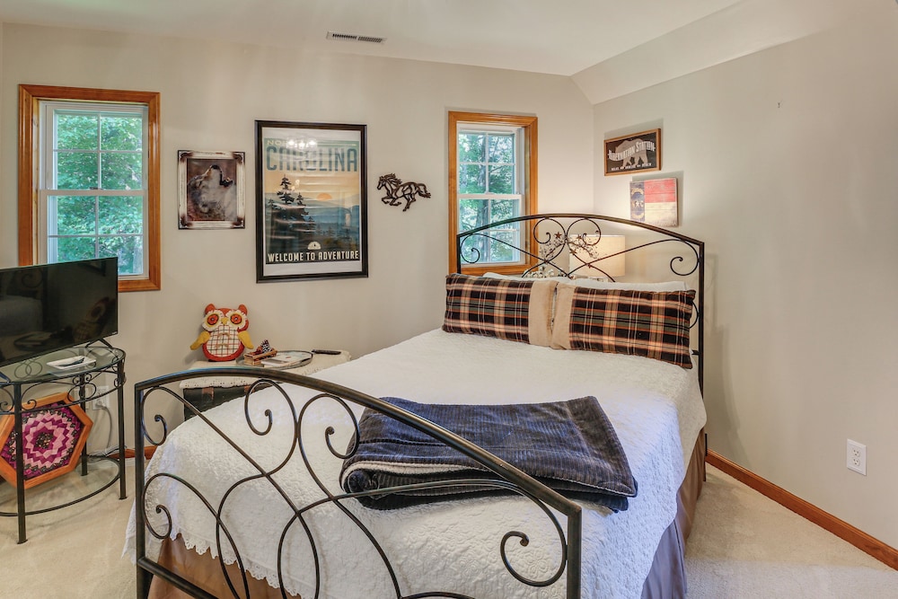 Golf, Hike & Explore: Blue Ridge Mtn Haven w/ Deck