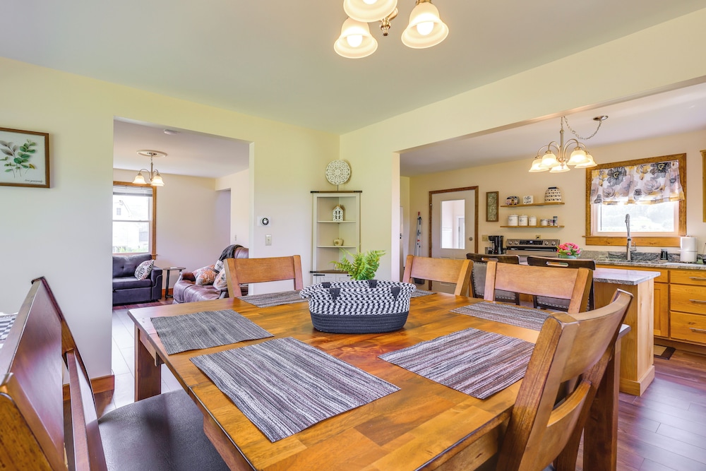 4 Mi to Dtwn Granville: Family Home w/ Deck!