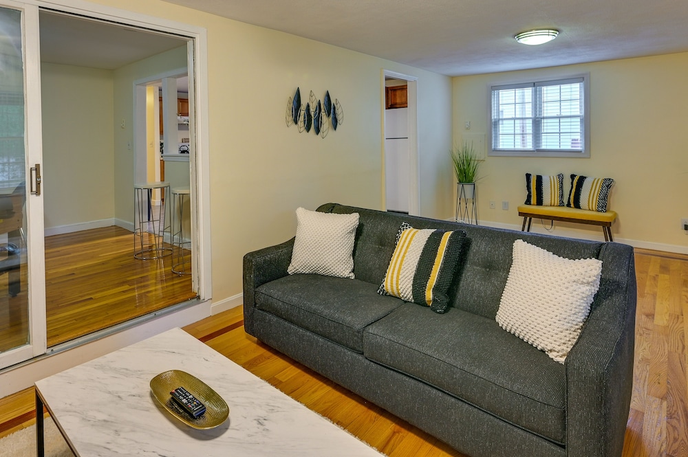 Boston Duplex w/ Foosball Table: 11 Mi to Downtown