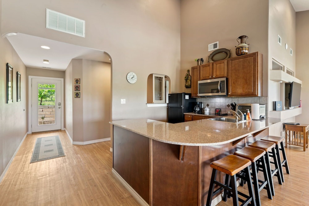Chardonnay Haus - Unit C