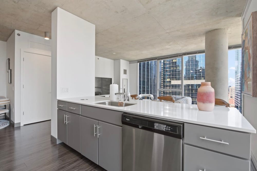 Loop City Views 2BR Apt Near Riverwalk