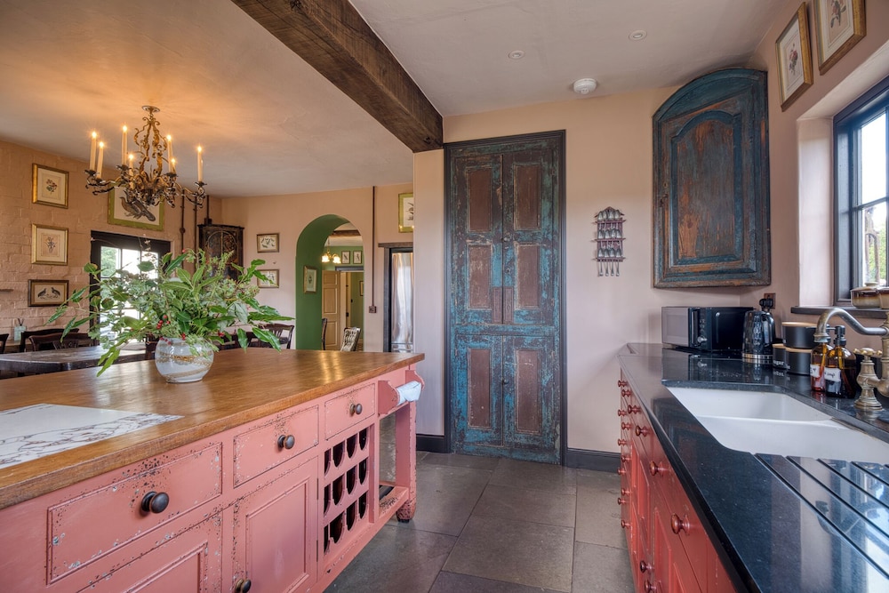 Stunning 4BD Home in Worcestershire