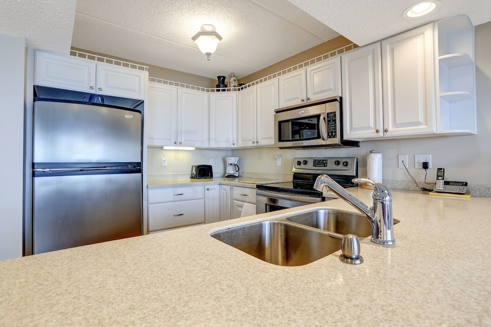 Renovated Seaside Condo with Gorgeous View of the Ocean by RedAwning