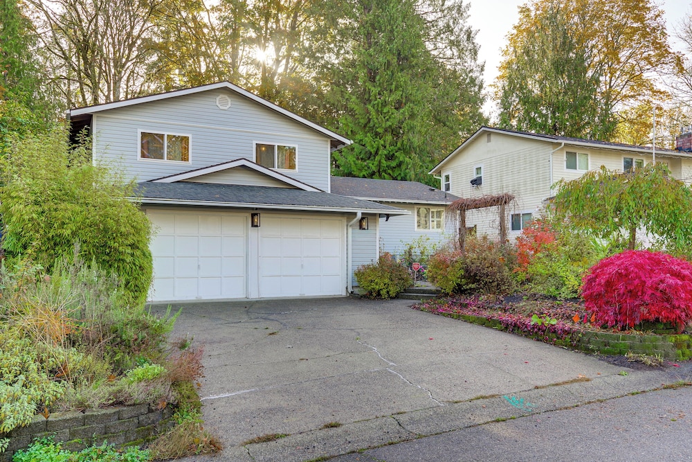 Family Retreat w/ Hot Tub & Game Room in Everett!