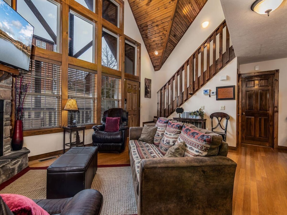 Branson Vacations - Bear Hug - Cabin Comfort - Outdoor Pool - Walking Trails -family/group Fun! - Property Image 1