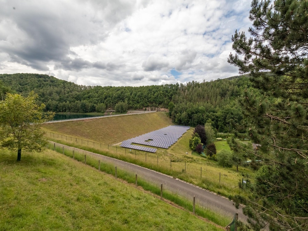 Farmhouse by Lake Coo With Jacuzzi
