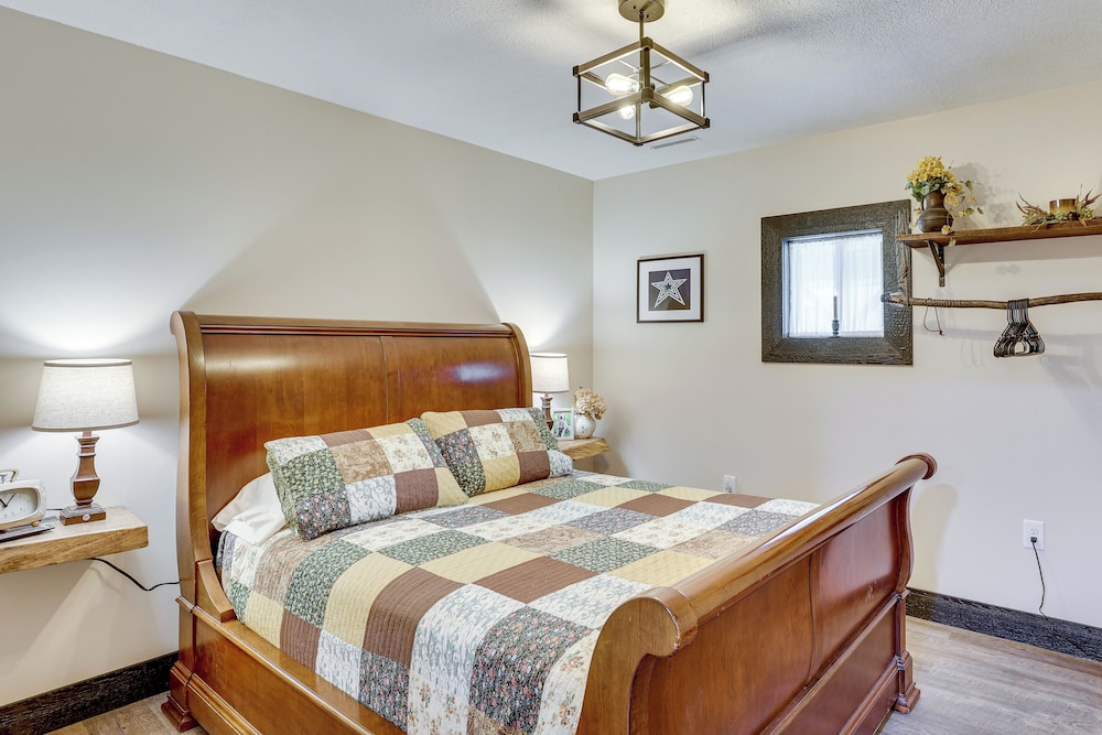6 Mi to Main Street: Dog-friendly Home in Dover!