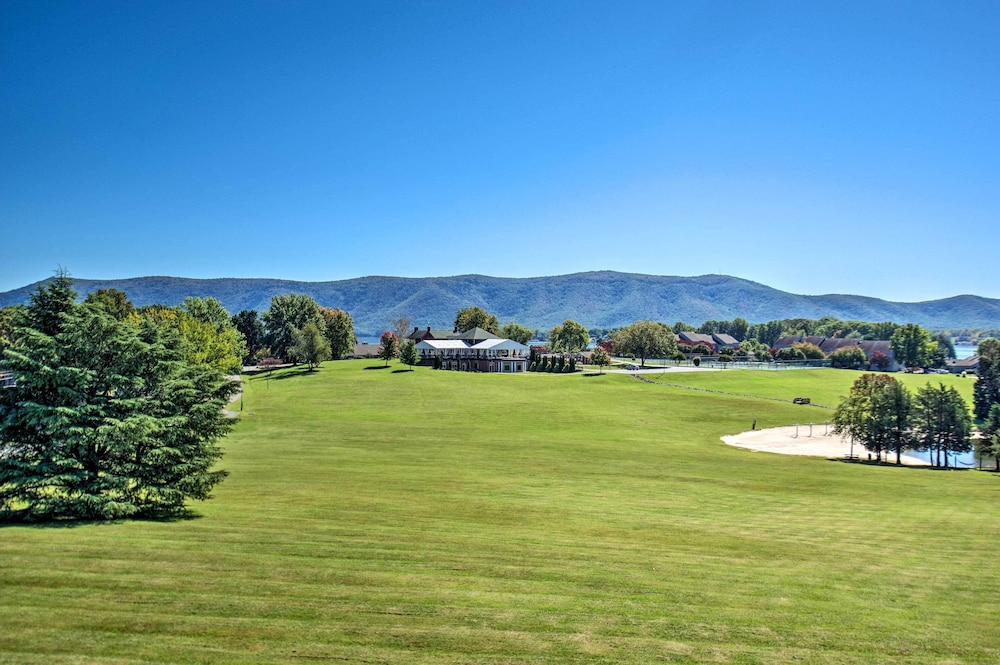 Dock + Pool Access: Condo on Smith Mountain Lake