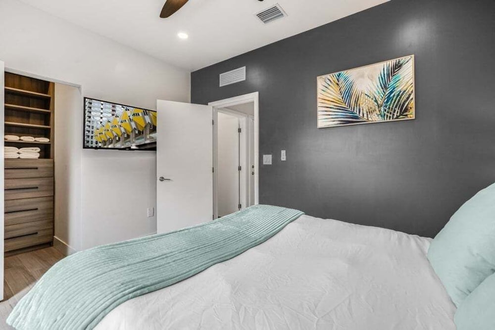 Fox Sonata Downtown Pool House 3 Bedroom Home