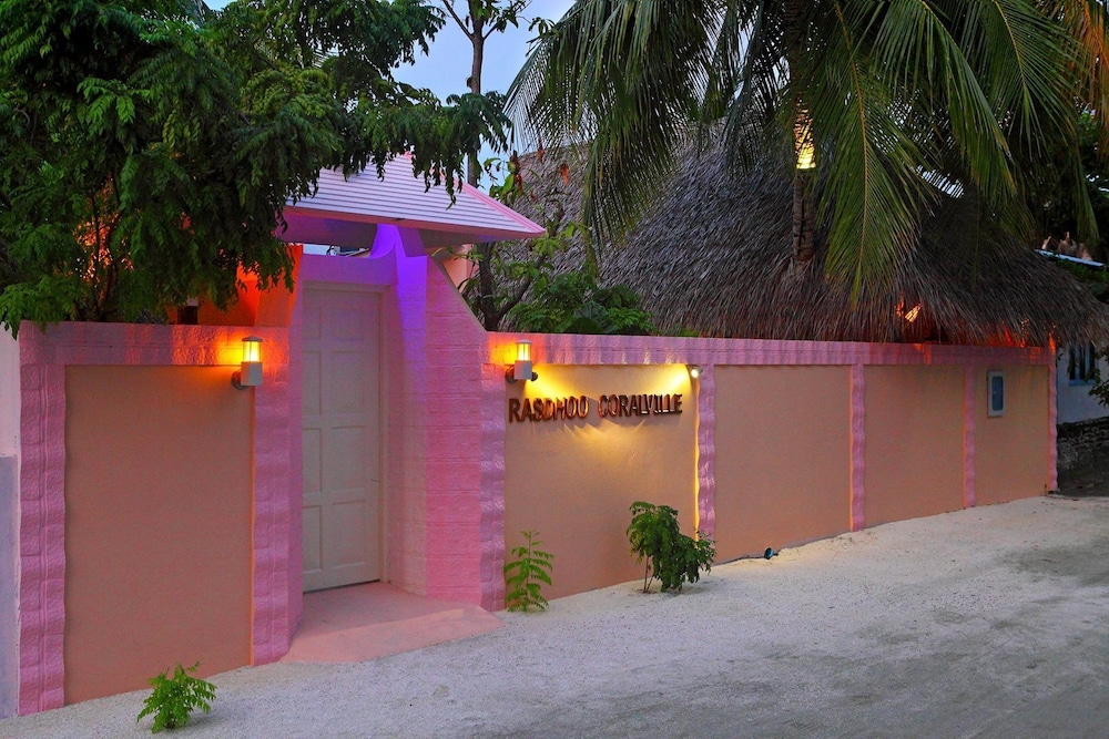 Hotel Rasdhoo Coralville - Image 1