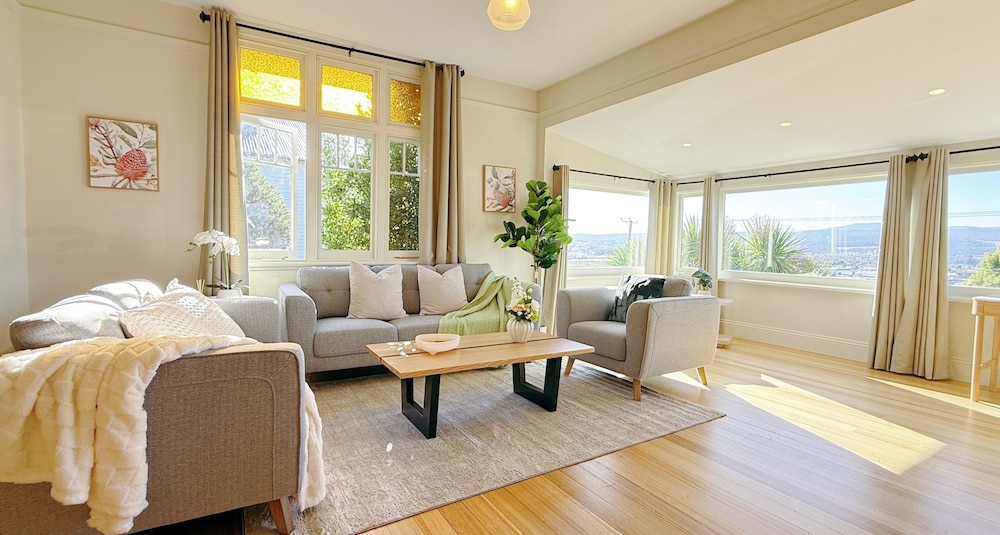 StayAU 2BR Home w/ Stunning Views in Tasmania