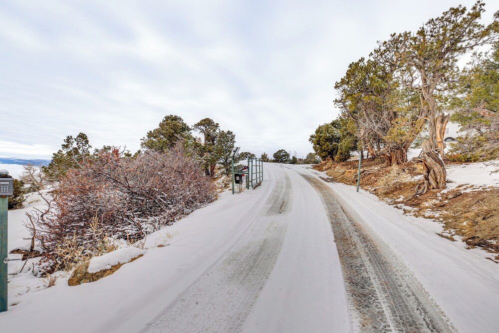 4 Mi to Black Canyon: Mtn-view Apt in Montrose!