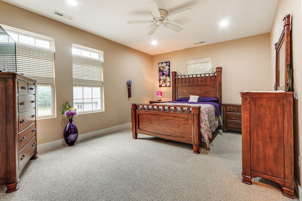 1 Mi to Wisp Resort: Hot Tub Haven in Mchenry!