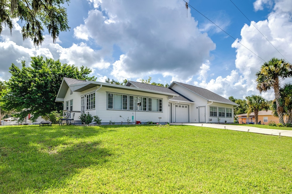 Explore Dtwn Crystal River: Walkable Duplex Unit