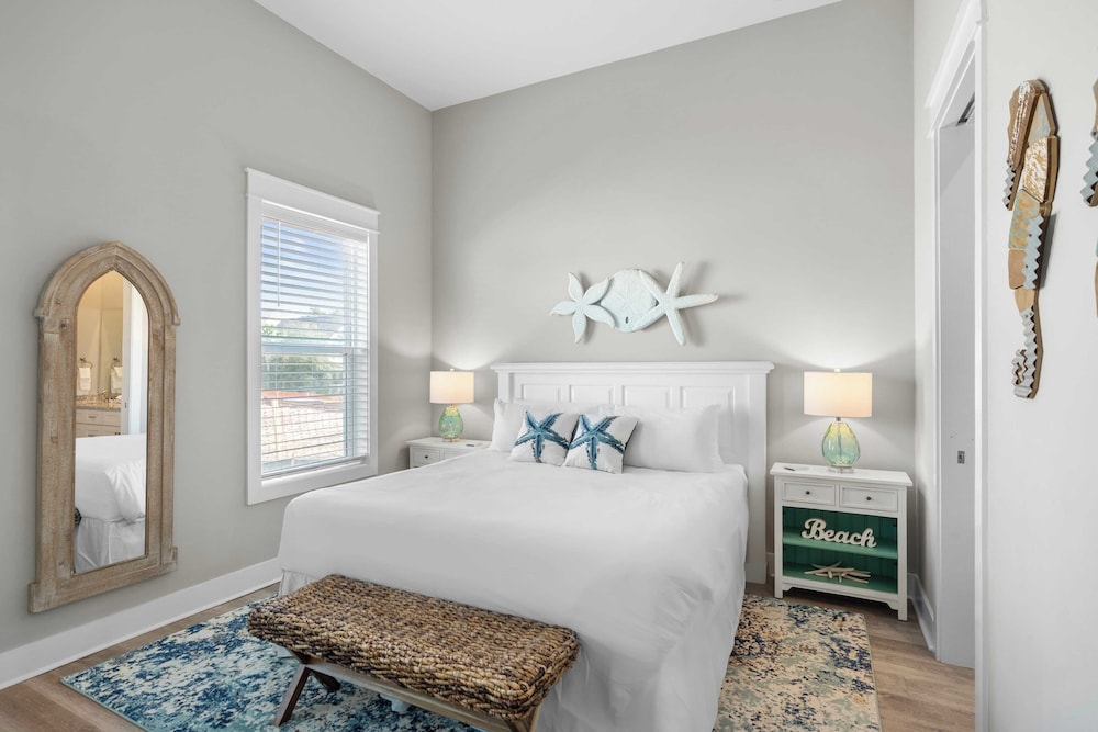 Mins to Beach Access + Pet-friendly + Golf Cart 30A White Sands by Avantstay