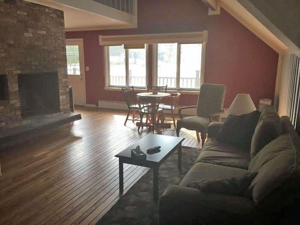 The Upper Pass Lodge at Magic Mountain
