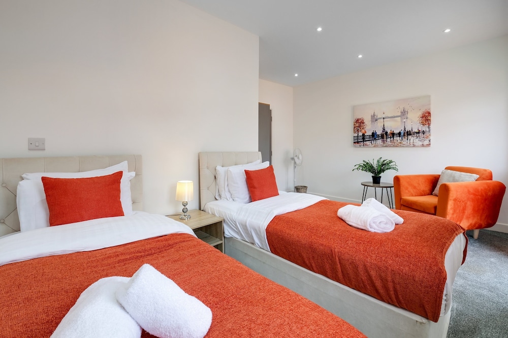 Newly Converted 2BDR 1BA APT in Hounslow