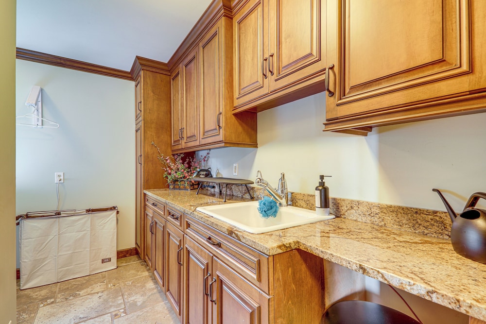 Stylish Country Living: Serene Suwanee Retreat!