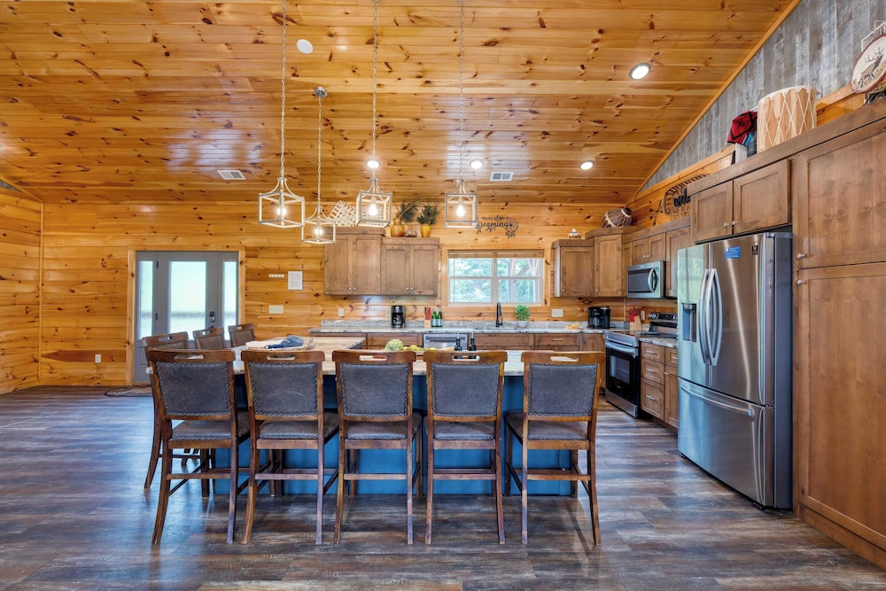 Sleeps 24 2 Homes, Hot Tub, Sauna, Movie Theater, Firepit, Pool, Tennis Courts