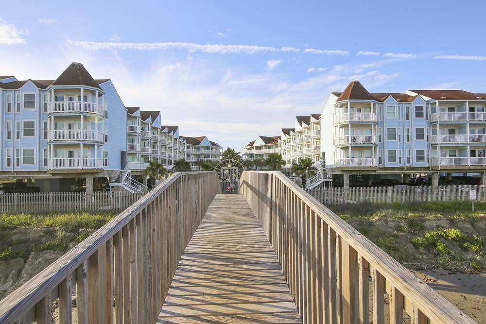 Seascape 2107 1 Bedroom Condo by RedAwning view 4