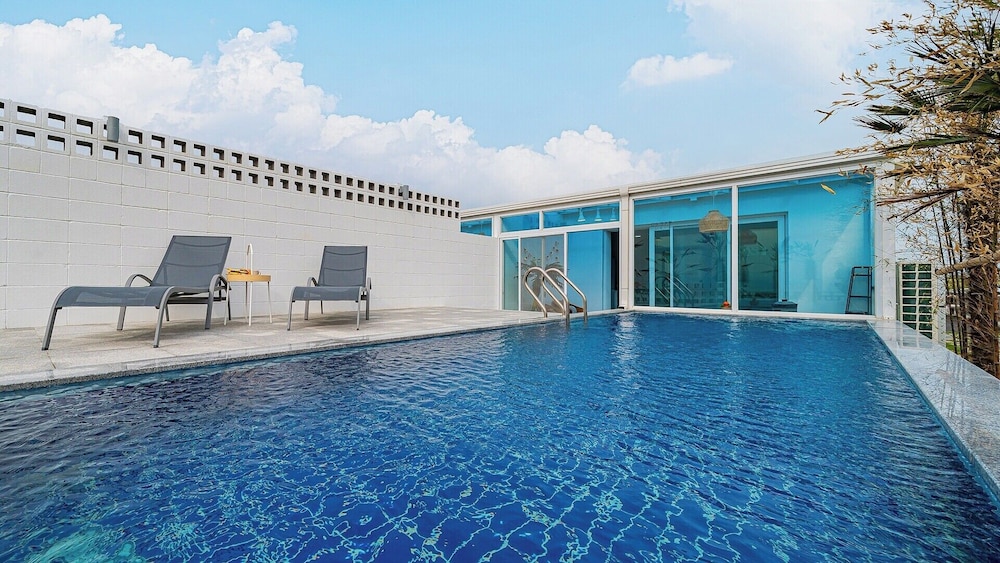 Uni’s Ocean Pool Villa