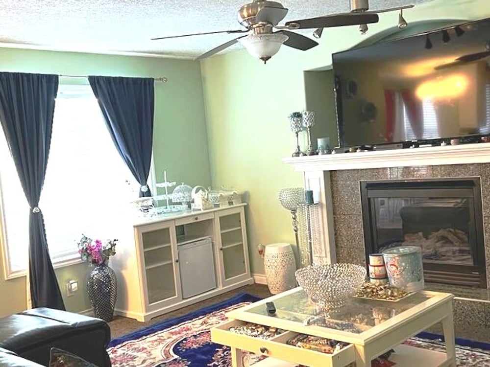 48A Luxury Lake Home w Massage Meditation Gym A C