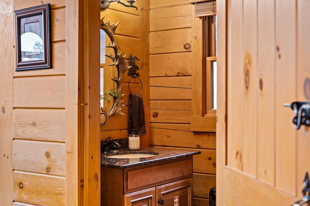 Deer Haven Cabin by Avantstay Waterfront Dock Firepit
