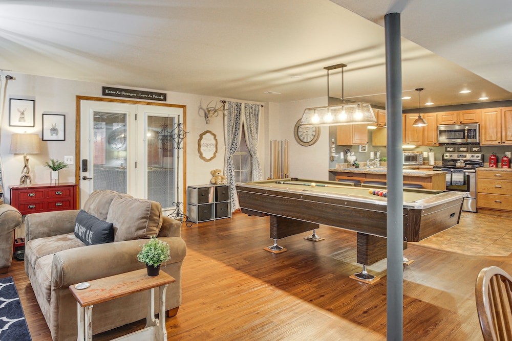 'foxes Den' w/ Hot Tub, Pool Table & Fire Pit!