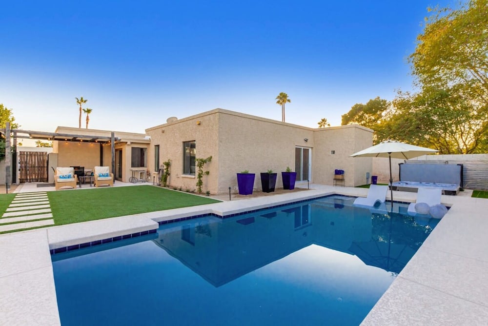 Executive Retreat Pool Spa AZ Canal Trail BBQ