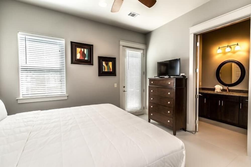 VILLA DEL CARMEN 5 Bedroom Holiday Home by Five Star Properties