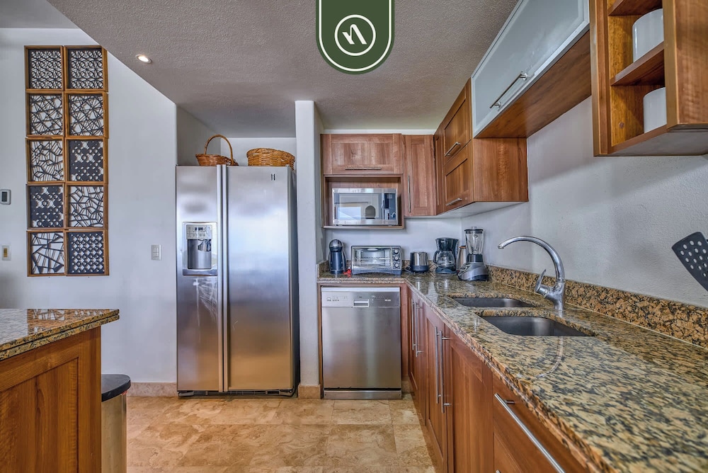 Oceanfront 3BR Condo With Beach Club - Pool