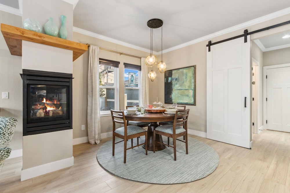 Decked Out Sunset Views, Fire Pit & Fenced Yard