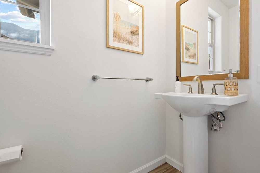 Sleeps 16, 2 Homes Ocean Views, Shared Pool + Gym, Near the Beach Avantstay