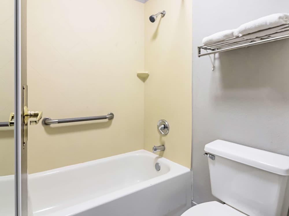 Farragut Inn & Suites view 2