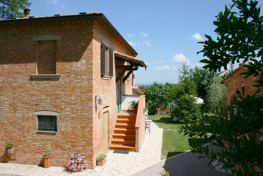 Wonderful Private Villa With Private Pool, TV, Pets Allowed and Parking, Close to Montepulciano