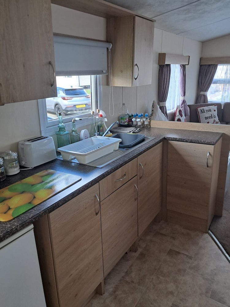 3 Bed Caravan - Sleeps 8 - Pets - Parking - Wifi