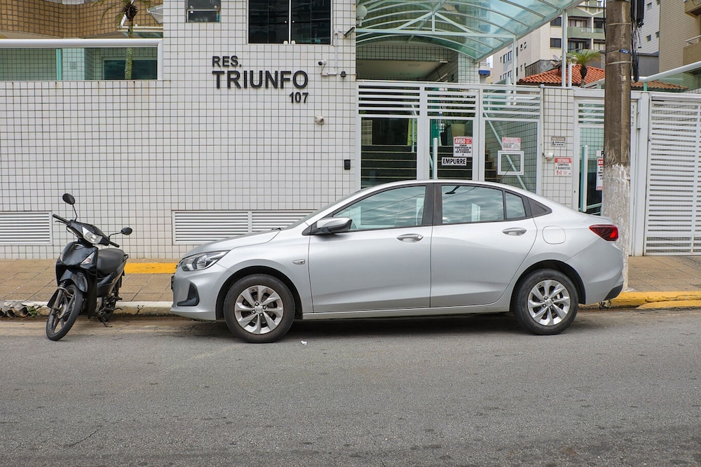 Apto com Wi-fi ar Cond e Garagem 100m da Praia