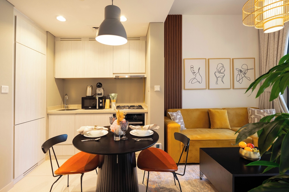 Lake-View 1BR Retreat in Business Bay
