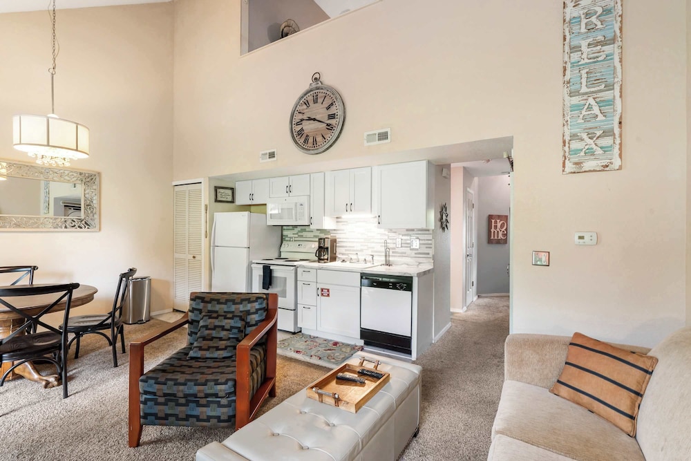 Warm Welcome Getaway Resort Stay for 6 With Amenities Near Downtown