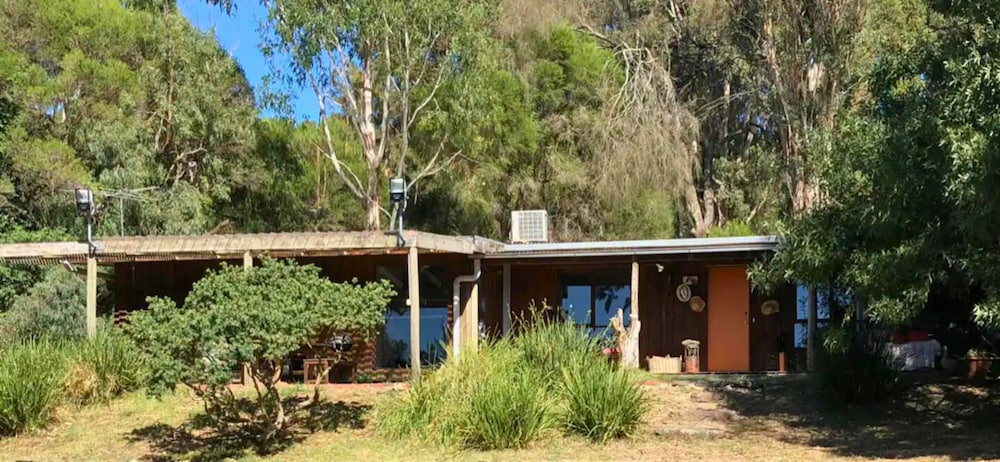 Rustic Country Lane Farmhouse in Lysterfield