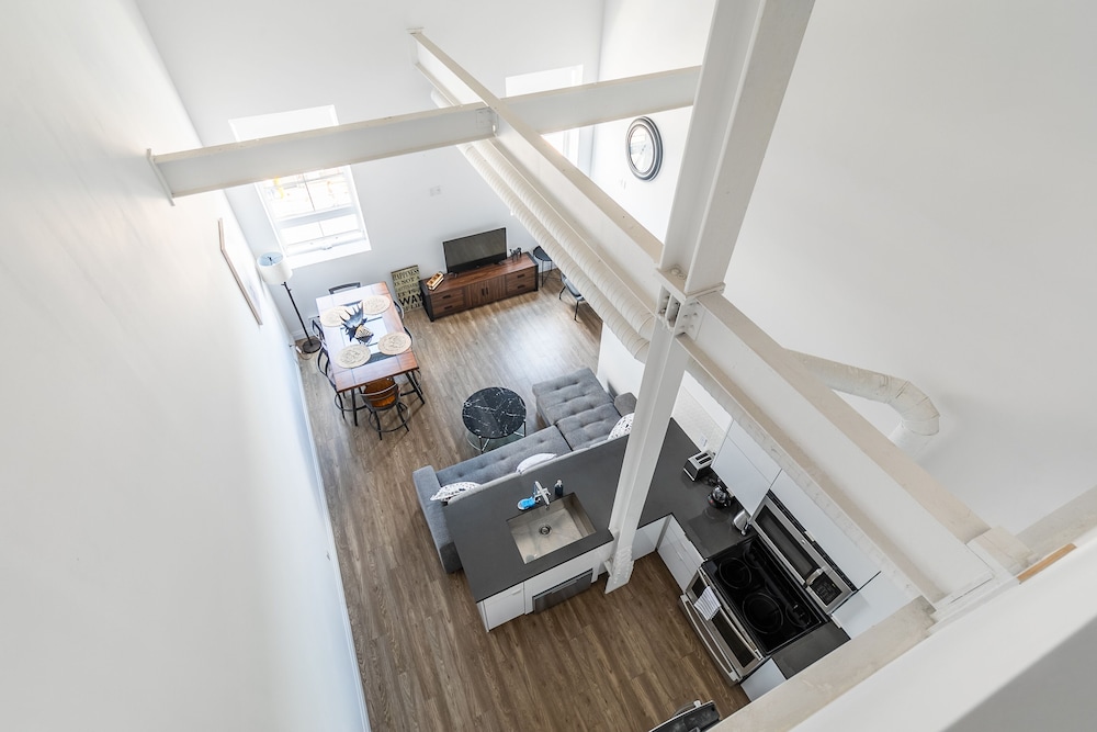 GLOBALSTAY. Dundurn Lofts. Free parking. Gym