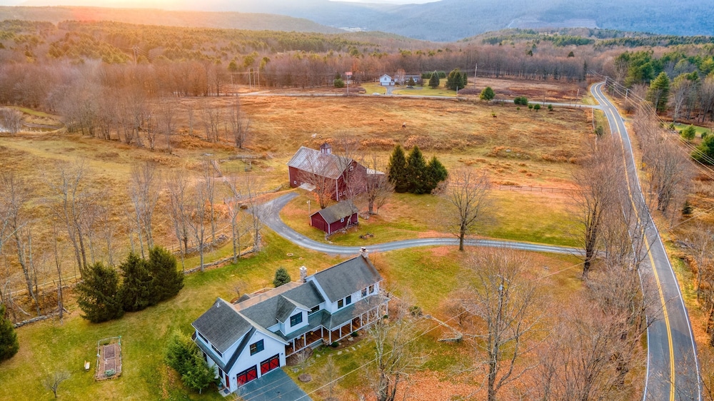 West Settlement Ranch by Avantstay Hudson Valley Escape Firepit Patio Yard