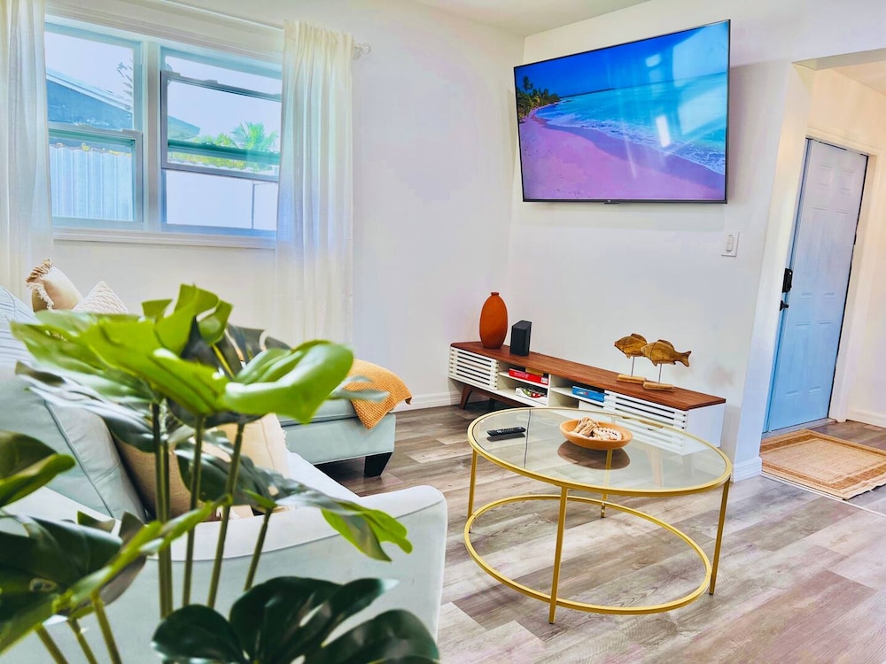 Stylish House w Hot Tub Close to Beach Stadium