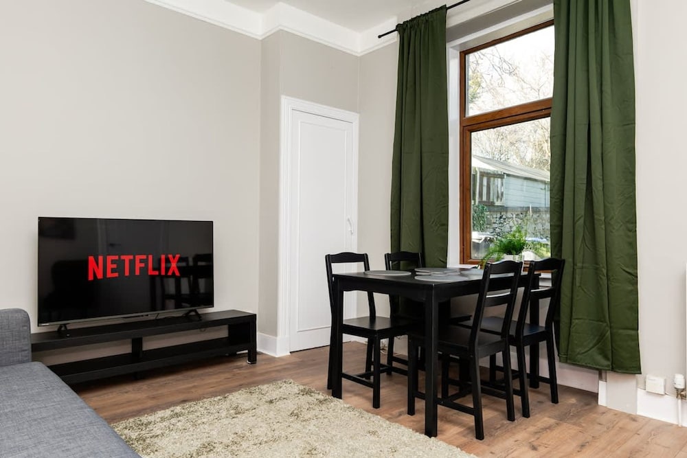 2 Bedroom Flat - Free Parking