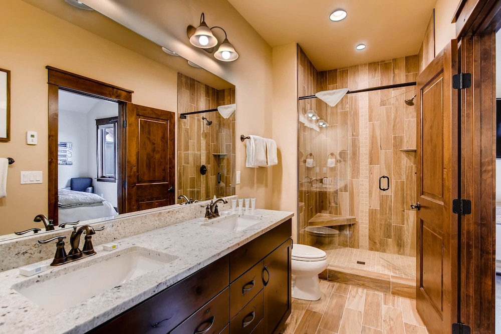 New 3bdr Luxury /sleeps 10 W Fireplace & Mountain Views 3 Bedroom Townhouse by RedAwning