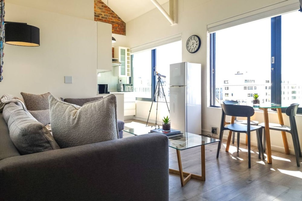Elegant Sea Point Retreat Splendid Views Wifi